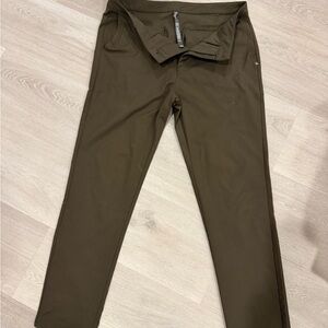 Vuori Cascade Tech Pants in Olive Green